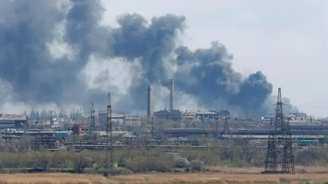 โรงงานผลิตเหล็กกล้าอาซอฟสตัลท่ามกลางควันไฟจากการโจมตี