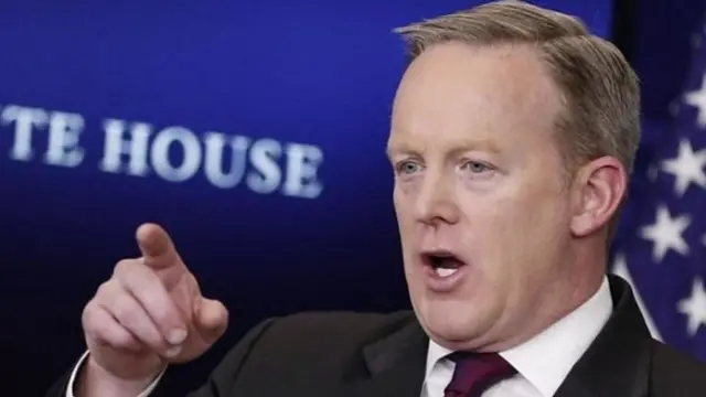 د سپینې ماڼۍ ویاند شان سپایسر د جمعې په ورځ د بي بي سي په ګډون ځینې رسنۍ لنډ خبري کنفرانس ته پرې نه ښودې