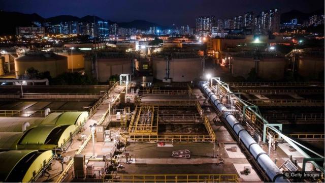 在动工之前，香港已有一个非常之复杂的地下隧道和管道网络，因此香港的地底污水输送系统工程曾被认为成本太高，不切实际。