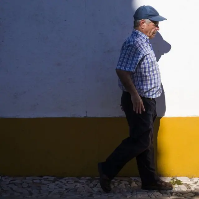 Rufino Borrego andando após 43 anos na cadeiraapostasapostas em loteria on lineloteria on linerodas