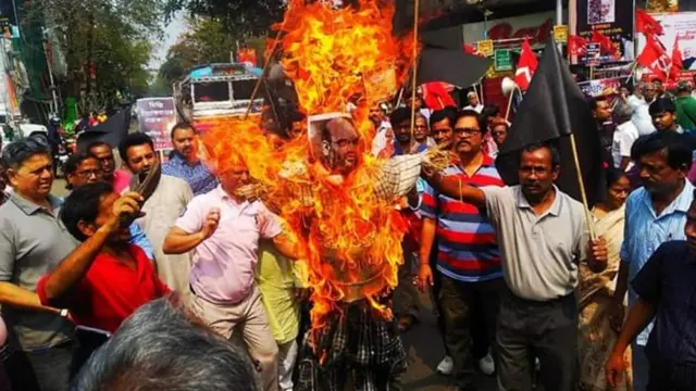 अमित शाह का पुतला जलाते लोग