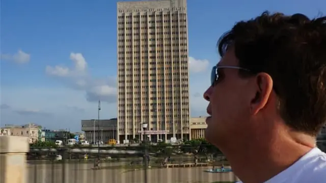 Một bệnh viện ở Havana được xây dựng từ thời trước chế độ Fidel Castro, trông rất to đẹp nhưng bên trong lại tồi tàn và thiếu thốn dụng cụ y tế