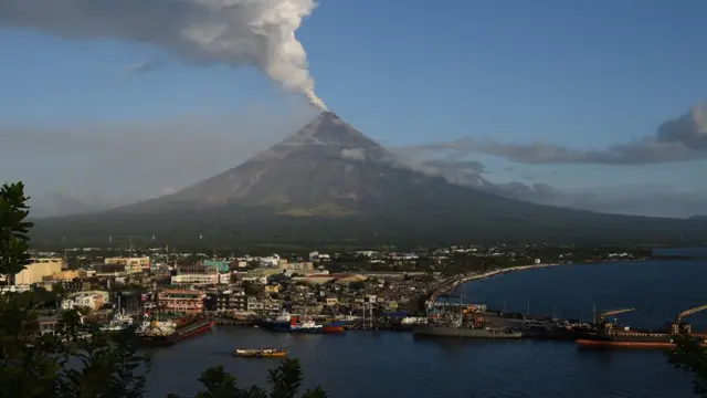 ภาพนี้ถ่ายเมื่อเดือน ม.ค. ที่ผ่านมา ภูเขาไฟมายอนยังคงพ่นเถ่าถ่านออกมาอย่างต่อเนื่อง