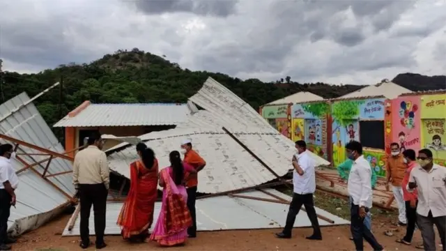 घरांची पडझड