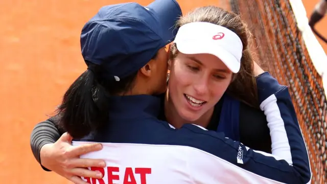Konta y Keothavong abrazadas al final del partido.