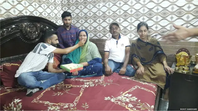 उमरान मलिक के परिवार के लोग