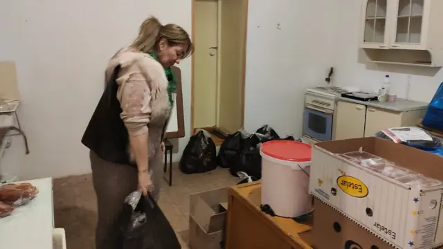 Аза Халухаева собирает пакеты с едой для задержанных за делу об участии в протестах
