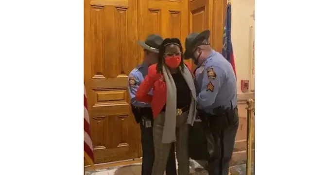 逮捕される民主党のキャノン州下院議員