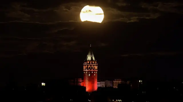 Ay, bu yıl Dünya'ya 1948'den beri ilk kez bu kadar yaklaştı. Tüm dünyada gökyüzü gözlemcileri, şehirlerin simgelerinde, plajlarda ve yüksek binaların üzerinde bu anı yakalayabilmek için uğraştı. İstanbul'daki Galata Kulesi'ni gösteren bu fotoğraf 14 Kasım'da çekildi.
