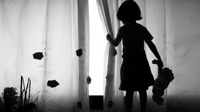 गुड़िया पकड़े बच्ची