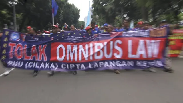 Sejumlah buruh mengikuti aksi unjuk rasa menolak RUU Omnibus Law di Depan Istana Merdeka, Jakarta, Kamis (30/01).