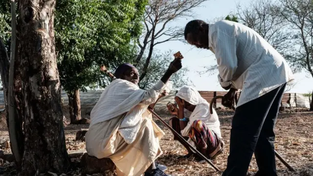 ብሰንኪ ኲናት ትግራይ ናብ ሱዳን ዝተሰደዱ ተጋሩ ኣብ መዓስከር ኡምራ ኩባ ኣብ ዝነበረ ሃይማኖታዊ ጸሎት መስቀል ዘሳልሙ ዘለው ቐሺ