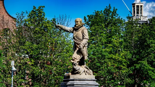 İsmi Hollanda'ya ait Batı Hindistan Şirketi (WIC) ve kölelik ticareti ile özdeşleşen eski Amiral Piet Hein'in heykeli