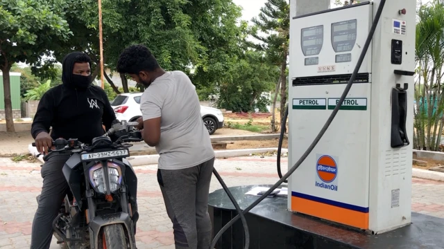 కర్ణాటకకన్నా ఏపీలో పెట్రోలుపై ట్యాక్సులు ఎక్కువ