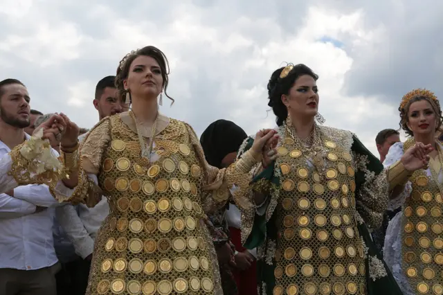 Broj dukata uvek je neparan a „rekord“ su ogrlice sa 105 dukata od kojih svaki o vredi oko 1000 evra zajedno sa okovom izrađenim po narudžbini.