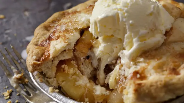 Яблочный пирог с мороженым.