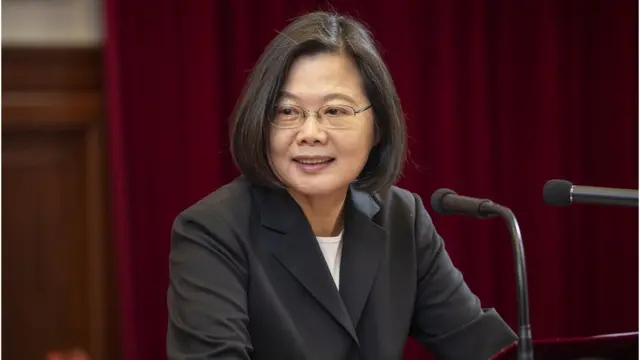 台湾现任总统蔡英文的选举民调持续稳定领先，在香港反送中抗议中则站在同情示威者的立场。