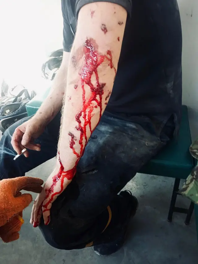 Голова ДСНС Сергій Крук оприлюднив фото наслідків повтороного удрау по центру Херсона, під час якого були поранені рятувальники