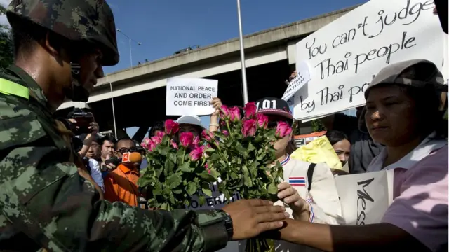 ประชาชนที่เรียกตัวเองว่าแนวร่วม กปปส. ให้กำลังใจทหาร 1 วันหลังรัฐประหารปี 2557