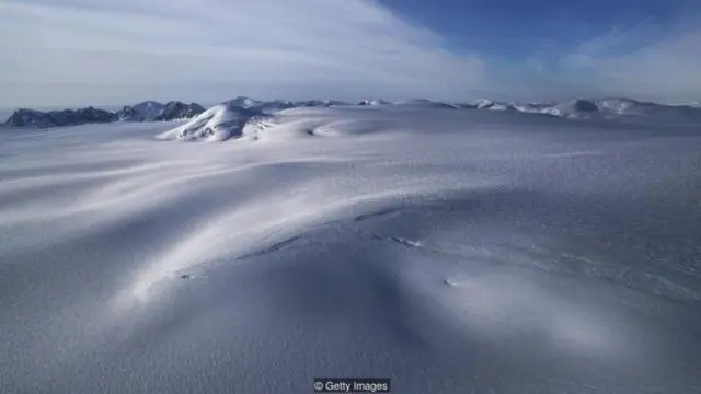 เถ้าถ่านจากภูเขาไฟปริศนาทำให้เกิดหิมะกรดกำมะถันตกลงปกคลุมทั่วทั้งขั้วโลกเหนือและขั้วโลกใต้