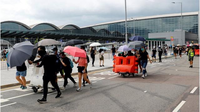 示威者推走机场的水马