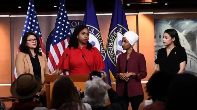 डोनल्ड ट्रंप इन अमरीकी महिला सांसदों के ख़िलाफ़ क्या बोल रहे हैं?