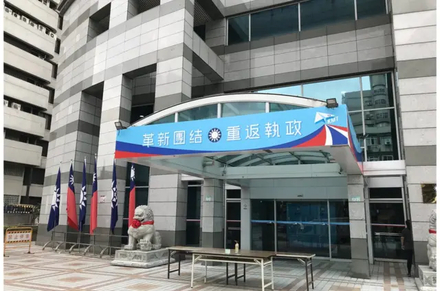 國民黨中央黨部前「革新團結」一字，如今要如何團結是國民黨的最大課題。