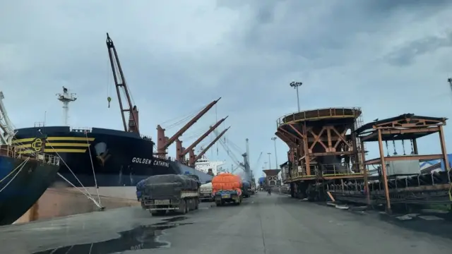 కాకినాడ నుంచి అఫ్గానిస్తాన్కు బియ్యం తరలివెళుతోందని టీడీపీ నేతలు ఆరోపించారు.