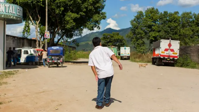 Luis Fermín Tenorio Cortez caminhando na ruaaposta na loteria pela internetPichanakiaposta na loteria pela internetuma fotoaposta na loteria pela internetcostas