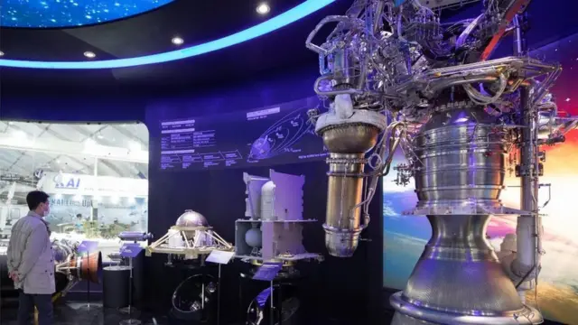 '누리호 로켓 엔진' 18일 오전 경기도 성남시 서울공항에서 열린 서울 국제항공우주 및 방위산업전시회 2021(서울 ADEX)에 누리호 심장 '75톤 액체로켓 엔진' 실물이 전시돼 있다