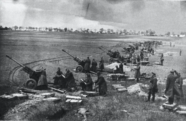 1945年，苏联军队在施劳弗高地上作战。