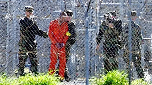 Prisionero en la base de Guantánamo.