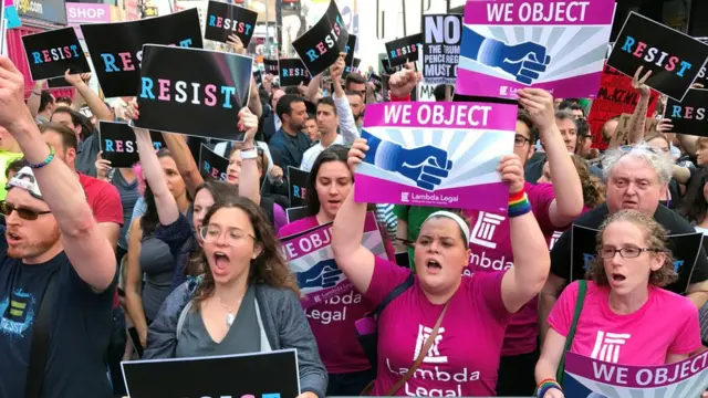 มีกลุ่มคนประท้วงประกาศล่าสุดของ ปธน.ทรัมป์ ใกล้กับสำนักงานคัดเลือกทหาร ในย่านไทม์สแควร์ของนครนิวยอร์ก ของสหรัฐฯ