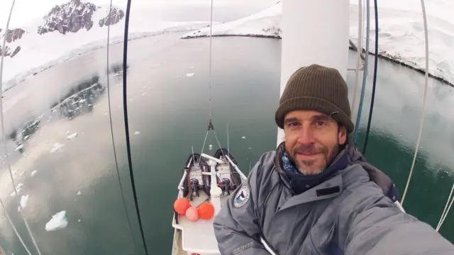 Dr. Mariano Sironi a bordo de la embarcación Australis