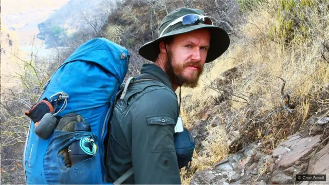 查茲‧鮑威爾順讚比西河而行途中受困,陷入缺水的危險中。