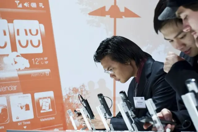 Personas manejando Windows Phones en una tienda