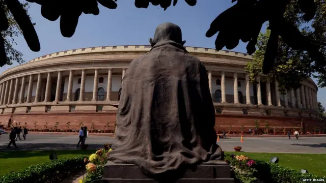 बजेट सत्रात गदारोळ झाला.