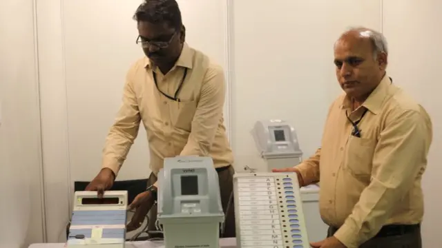 ઈવીએમ અંગે સમજાવતા એન્જિનિયર