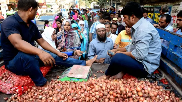 ক্রেতারা বলছেন তারা পেঁয়াজ কিনছেন কম করে