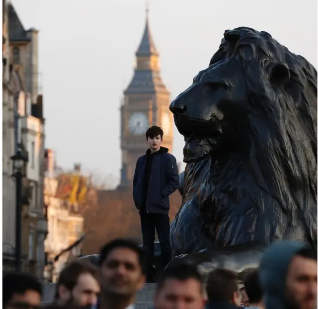 Мальчик на площади