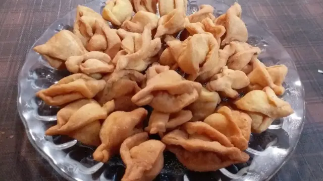 નાના સમોસા જેવી વાનગી