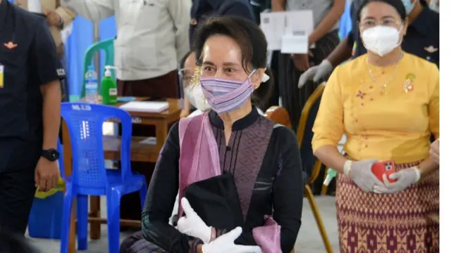 ဇန်နဝါရီလ ၂၇ ရက်တုန်းက နေပြည်တော်မှာ ကျန်းမာရေးဝန်ထမ်းတွေ ကိုဗစ်ကာကွယ်ဆေးထိုးတာကို လေ့လာနေတဲ့ ဒေါ်အောင်ဆန်းစုကြည်