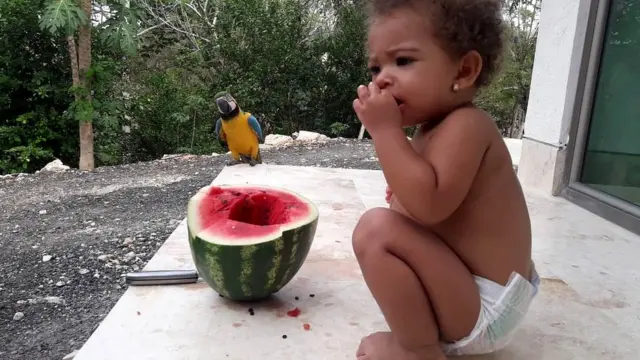 Niña comiendo sandía.