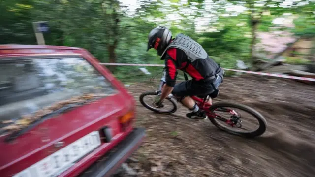 Veštačka prepreka u vidu automobila jugo, koju treba zaobići, a da ne završite na šoferšajbni