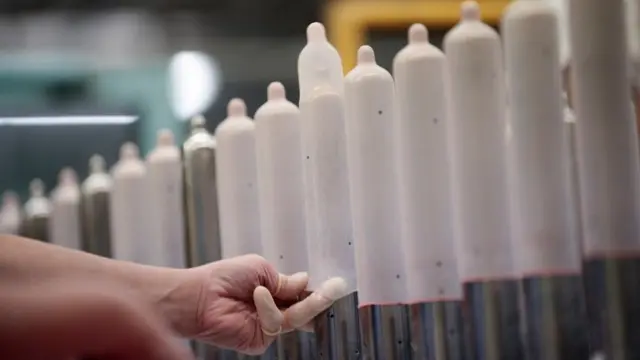 Fábrica de condones en Japón.