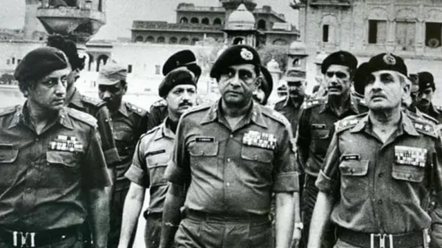 पूर्व भारतीय सेनाध्यक्ष जनरल वैद्य (दाएं)