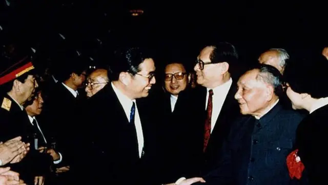 صورة أرشيفية وفيها من اليسارهو جين تاو، و جيانغ زيمين الأمين العام للجنة المركزية للحزب، والزعيم الإصلاحي السابق للحزب الشيوعي الصيني دينغ سياو بينغ