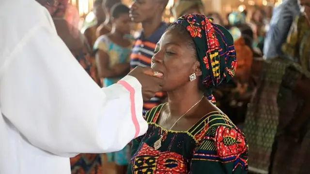 Ụkọchukwu na-enye oriri nsọ