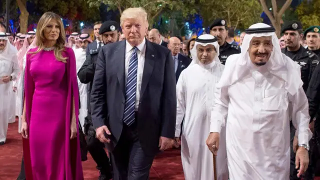 サウジアラビアに到着したトランプ米大統領夫妻はサルマン国王（写真右端）の歓迎を受けた