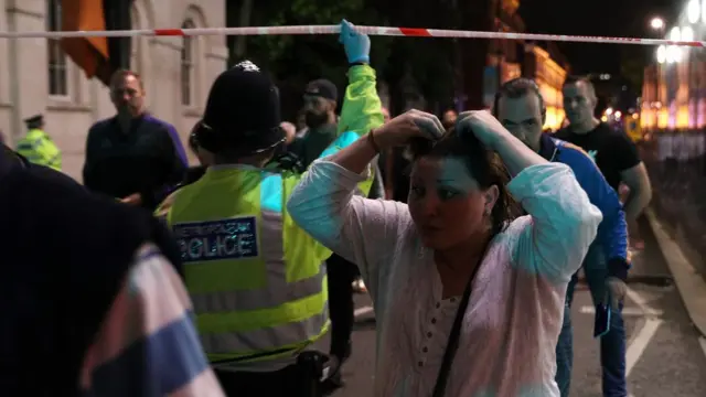 เจ้าหน้าที่เข้าเคลียร์พื้นที่บริเวณตลาดโบโรห์มาร์เก็ต